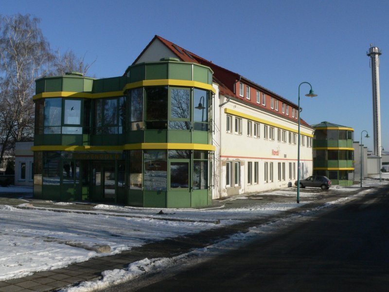 Laucha an der Unstrut - Das Verwaltungsgebude der  Glockengold - Fruchtsaft GmbG - rechts der neue Anbau - Foto vom 11.01.2009