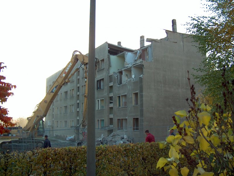 Laucha an der Unstrut - Der Abriss des 1. 24-WE-Wohnblocks Am Stadtfeld 49-51-53 beginnt - Foto vom 26.10.2005