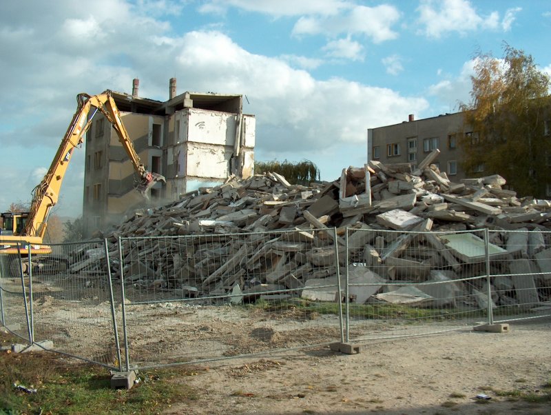 Laucha an der Unstrut - Der letzte Aufgang wird in Angriff genommen - Abriss des Wohnblocks Am Stadtfeld 49-51-53 - Foto vom 26.10.2005