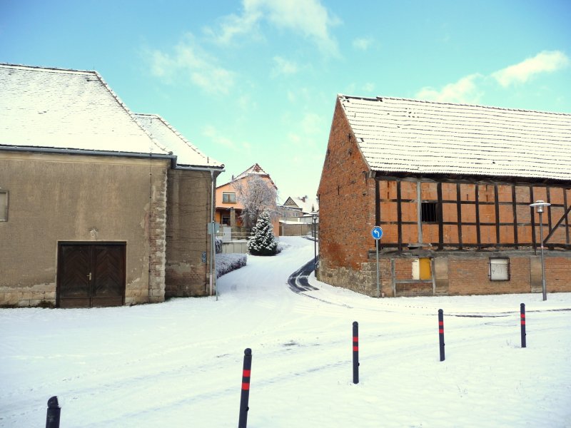 Laucha an der Unstrut - Der Schwarze Berg - links das alte Kino, rechts eine Scheune vom Grundstck Siedegarten 15 - ehemals Scheibe - Foto vom 12.02.2009 
