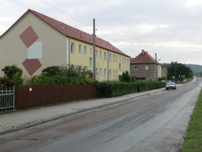 Laucha an der Unstrut - Die Eckartsbergaer Strae Richtung Schule - September 2008