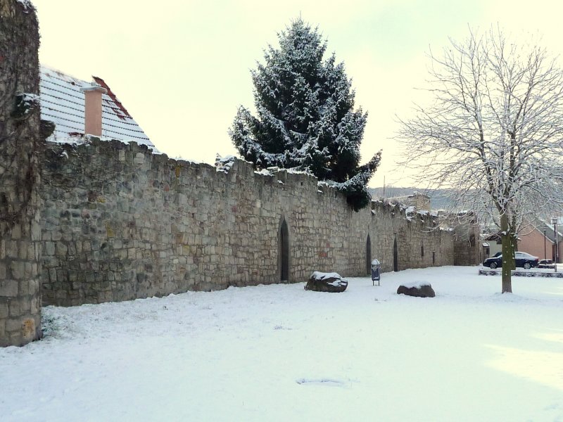 Laucha an der Unstrut - Die alte Stadtmauer am Parkplatz beim Hotel  Schtzenhaus  - Foto vom 12.02.2009 
