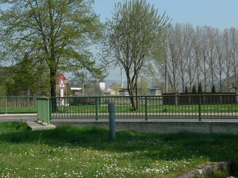 Laucha an der Unstrut - Die Brcke ber die Appel Am Stadtfeld - Blick Richtung Bahnhof - 12.04.2009 
