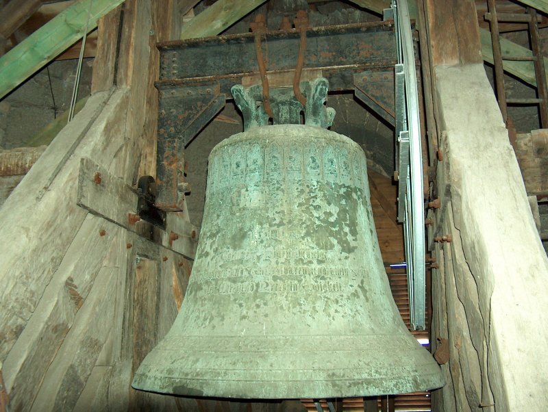 Laucha an der Unstrut - Eine der groen Glocken der Kirche St. Marien - Aufnahme vom 11.08.2004 