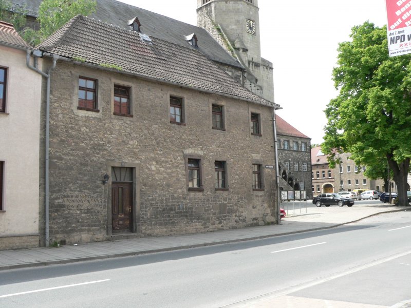 Laucha an der Unstrut - Eines der ltesten Gebude der Stadt am Markt Ecke Untere Hauptstrae beherbergt jetzt den Jugendclub - Foto vom 09.05.2009 
