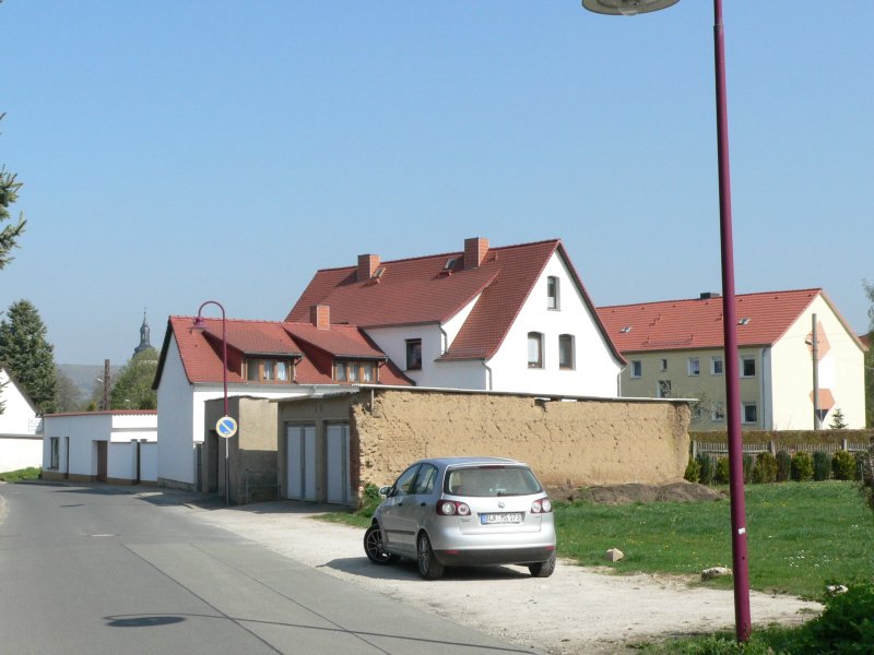 Laucha an der Unstrut - Huser Tannengrten, hinten Eckartsbergaer Strae - Blick Richtung Stadt - 12.04.2009
