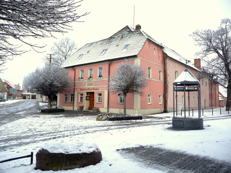 Laucha an der Unstrut - das Hotel  Schtzenhaus  mit dem Brunnen der Lauchaer Vereine - Foto vom 12.02.2009 
