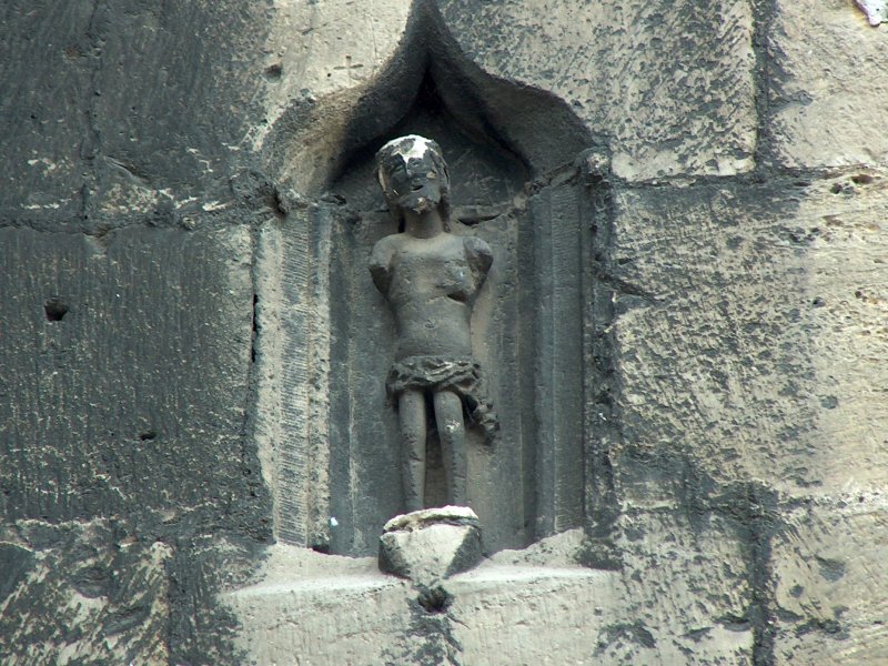 Laucha an der Unstrut - Kirche St. Marien - Figur ber dem vorderen Portal am Kirchturm - Aufnahme vom 27.08.2006
