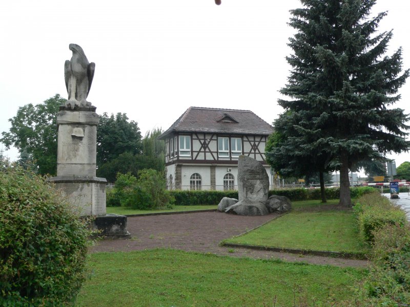 Laucha an der Unstrut - Kriegerdenkmal und Gedenkstein am Obertor - hinten das Stellwerk am Bahnbergang - 21.06.2009