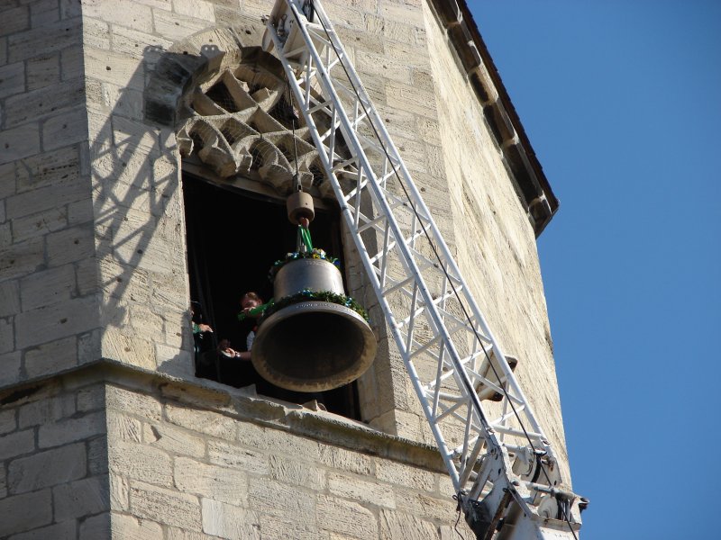 Laucha an der Unstrut - Markt - Glockenaufzug - Die erste Glocke mit ca. 860 kg Gewicht wird in den Turm gezogen - Foto vom 09.10.2009 
