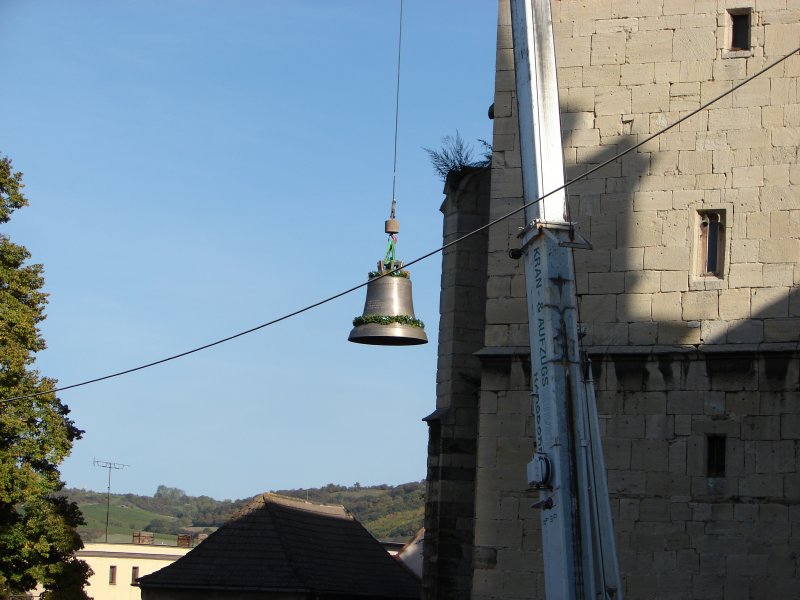 Laucha an der Unstrut - Markt - Glockenaufzug - Die zweite, grere Glocke wird vom Kran empor gehoben - Foto vom 09.10.2009 
