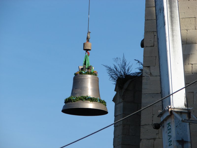 Laucha an der Unstrut - Markt - Glockenaufzug - Die zweite, grere Glocke mit ca. 1,6 t Gewicht schwebt am Kran empor - Foto vom 09.10.2009 

