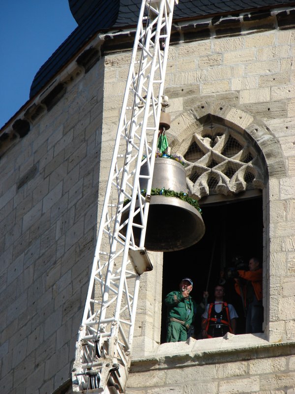 Laucha an der Unstrut - Markt - Glockenaufzug - Die zweite Glocke hat das Turmfenster erreicht - Foto vom 09.10.2009 
