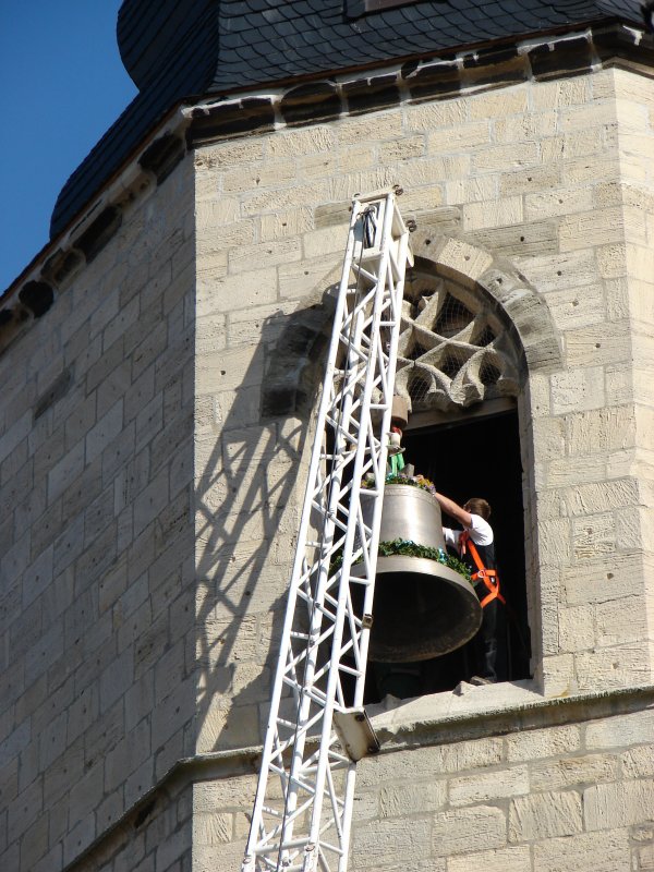 Laucha an der Unstrut - Markt - Glockenaufzug - Die zweite Glocke wird in den Turm gezogen - Foto vom 09.10.2009 
