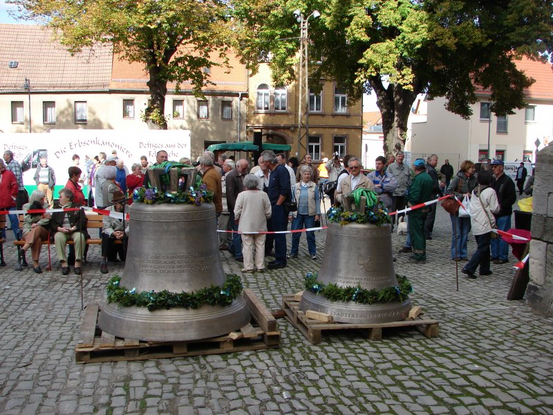 Laucha an der Unstrut - Markt - Vor dem Glockenaufzug - Beide Glocken sind fr den Aufzug geschmckt und werden gebhrend bestaunt - Foto vom 09.10.2009
