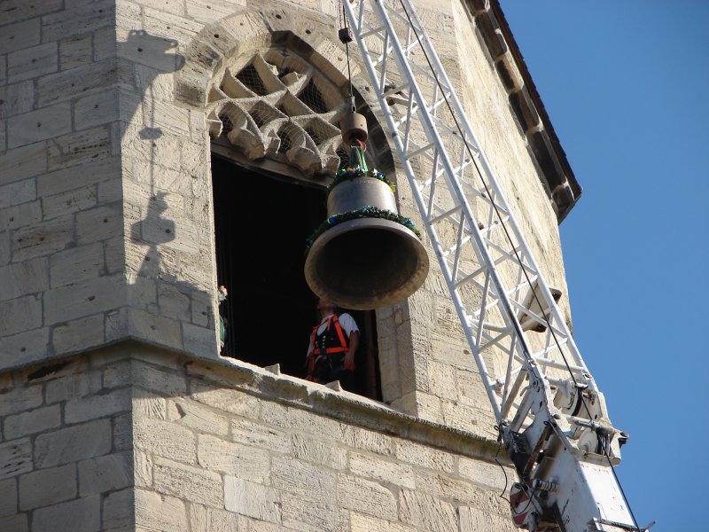 Laucha an der Unstrut - Markt - Glockenaufzug - Die erste Glocke hat das Turmfenster erreicht - Foto vom 09.10.2009 
