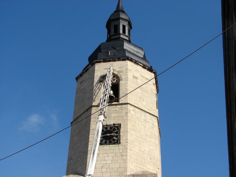 Laucha an der Unstrut - Markt - Glockenaufzug - Die erste Glocke wird am Kran nach oben gehoben - Foto vom 09.10.2009 
