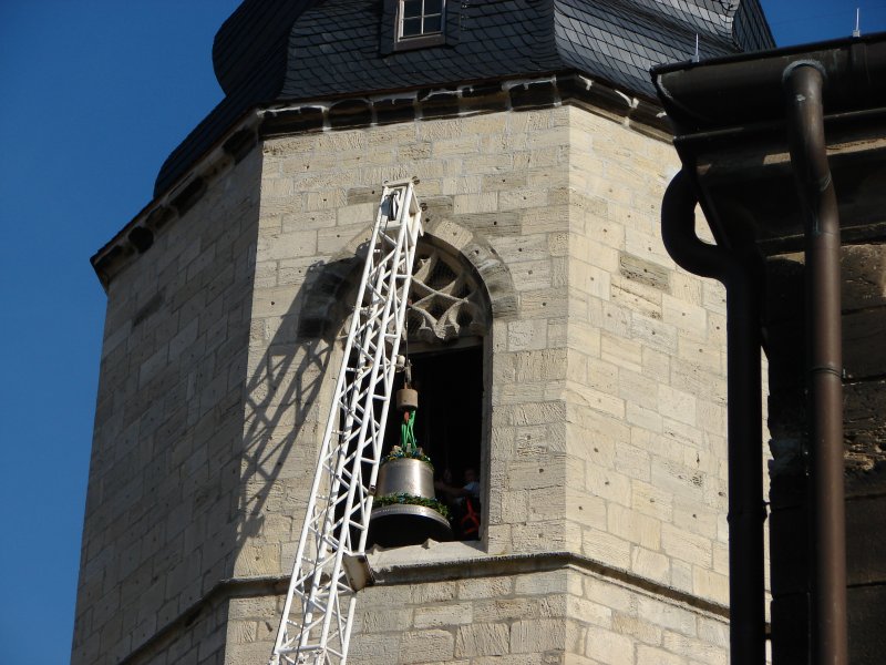 Laucha an der Unstrut - Markt - Glockenaufzug - Die erste Glocke schwebt am Kran nach oben - Foto vom 09.10.2009 
