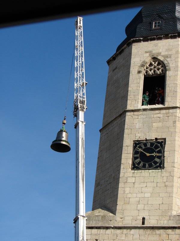 Laucha an der Unstrut - Markt - Glockenaufzug - Die zweite, grere Glocke wird vom Kran empor gehoben - Foto vom 09.10.2009 
