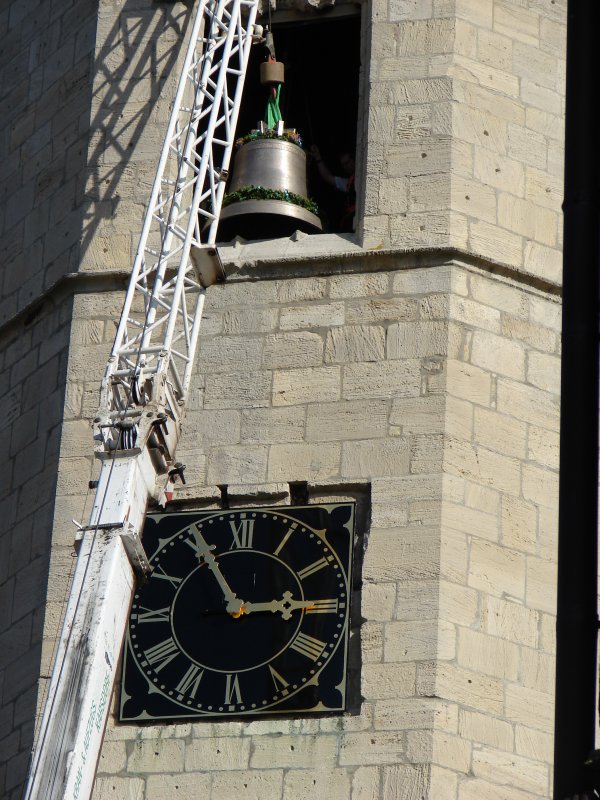 Laucha an der Unstrut - Markt - Glockenaufzug - Die zweite, grere Glocke hat den Turm erreicht - Foto vom 09.10.2009 
