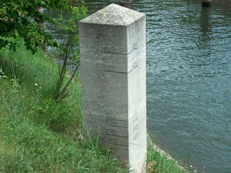 Laucha an der Unstrut - der Obelisk mit den Eintragungen der Hochwasserpegel am Schleusengraben - Foto vom 01.07.2006