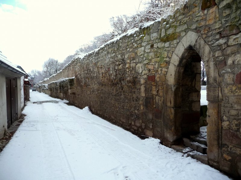 Laucha an der Unstrut - die Pforte in der alten Stadtmauer zur Oberpromenade - hinten die Steinbgen sind Reste des alten Wehrganges - Foto vom 12.02.2009 
