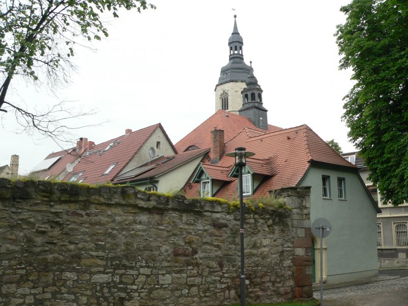 Laucha an der Unstrut - Teil der alten Stadtmauer an der Oberpromenade - Blick zur Kirche - 21.06.2009