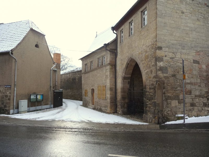 Laucha an der Unstrut - das Torhaus am Obertor mit Blick hinter die alte Stadtmauer - Foto vom 12.02.2009 
