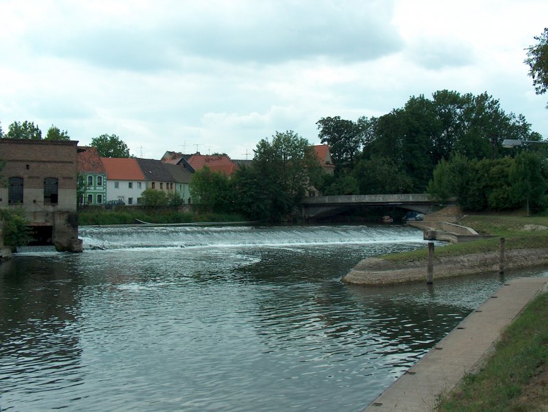 Laucha an der Unstrut - Wehr mit Einfahrt in den Schleusengraben - Foto vom 19.07.2005