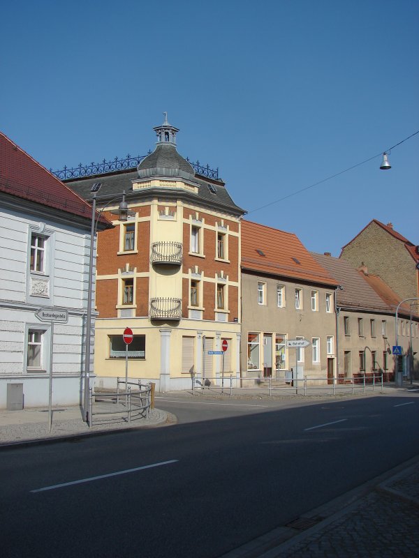 Laucha an der Unstrut - Wohnhuser an der Einmndung der Groen Salzstrae Richtung Markt - Foto vom 27.09.2009
