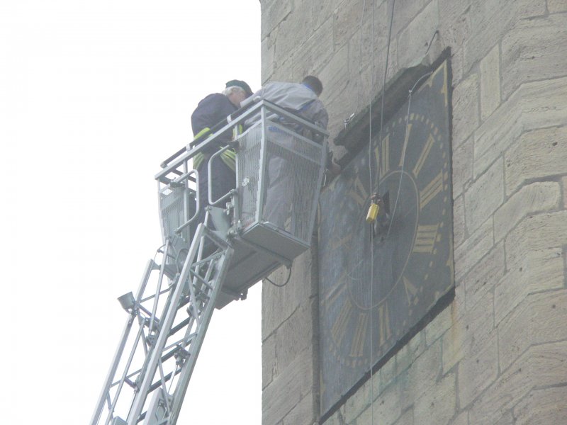 Laucha an der Unstrut - Zifferblattwechsel an der Kirchturmuhr -mit tatkrftiger Untersttzung der Lauchaer Feuerwehr geht es in luftige Hhen - 16.11.2008