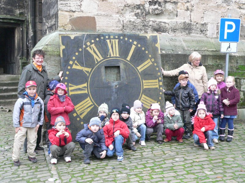 Laucha an der Unstrut - Zifferblattwechsel an der Kirchturmuhr - die Knirpse der Kindertagessttte  Glckchen  staunten nicht schlecht ber die Gre - 16.11.2008