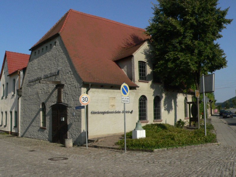 Laucha - Das Glockenmuseum am Ortseingang, von Naumburg kommend - 
Technisches Denkmal - Glockengieerwerkstatt der Gebrder Ulrich -
Aufnahme vom 27.08.2008 