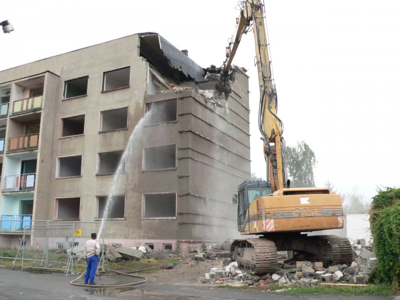 Laucha - Der letzte unsanierte 24-WE- Wohnblock Am Stadtfeld 1-3-5 wird abgerissen. - Aufnahme vom 25.08.2008