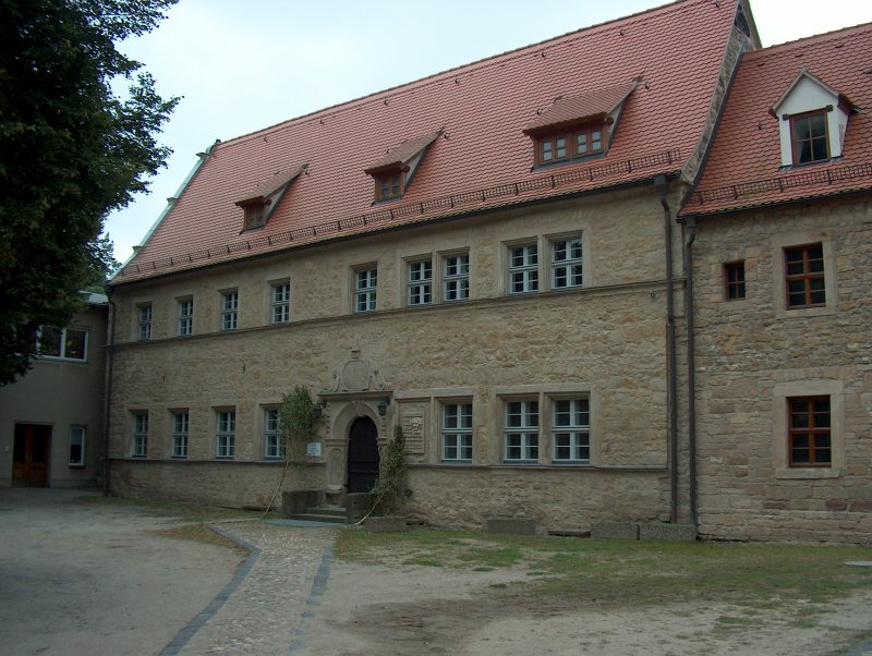 Laucha - links die alte Schule - Thomaeplatz 5, rechts das ehemalige Bauamt Thomaeplatz 7 