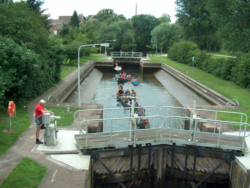 Laucha - Reger Betrieb an der Schleuse - Aufnahme vom 01.07.2006