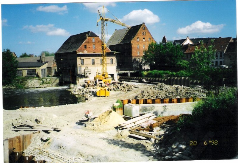 Laucha - Rekonstruktion Wehr 20.06.1998 - die Unstrut wurde durch Mhlgraben und ehemaliges Turbinenhaus umgeleitet