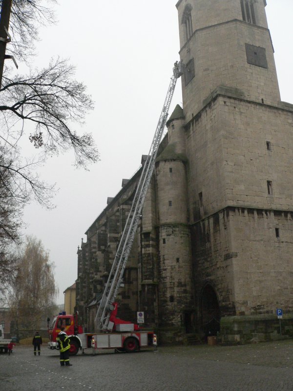 Laucha - Wechsel des alten Zifferblattes der Kirchturmuhr mit Hilfe der FFW und ihrer Drehleiter - Aufnahme vom 6.11.2008