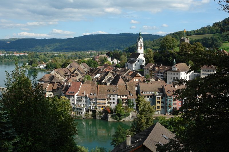 Laufenburg AG - Blick auf die Altstadt mit der Stadtkirche St. Johann und dem Schlossberg mit Burgfried rechts daneben. Aufnahme vom 12.9.2007 von der deutschen Seite. 