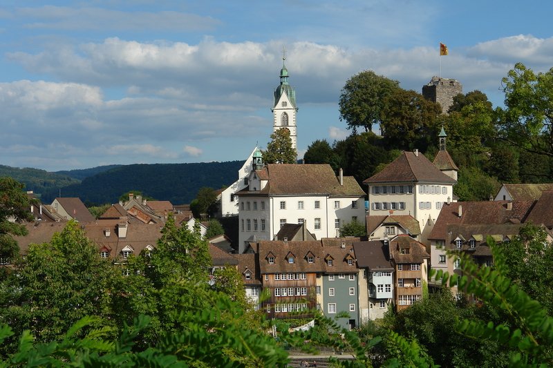 Laufenburg AG - Der Turm der Stadtkirche St. Johann (Rmisch-katholisch von 1753/55) und der Burgfried (1232 Stammburg der Grafen Habsburg-Laufenburg) sind die aufflligsten Merkmale des romantischen Laufenburg auf links-rheinischer Seite, das 1803 dem neu gegrndeten Kanton Aargau zugeordnet wurde. 12.9.2007  