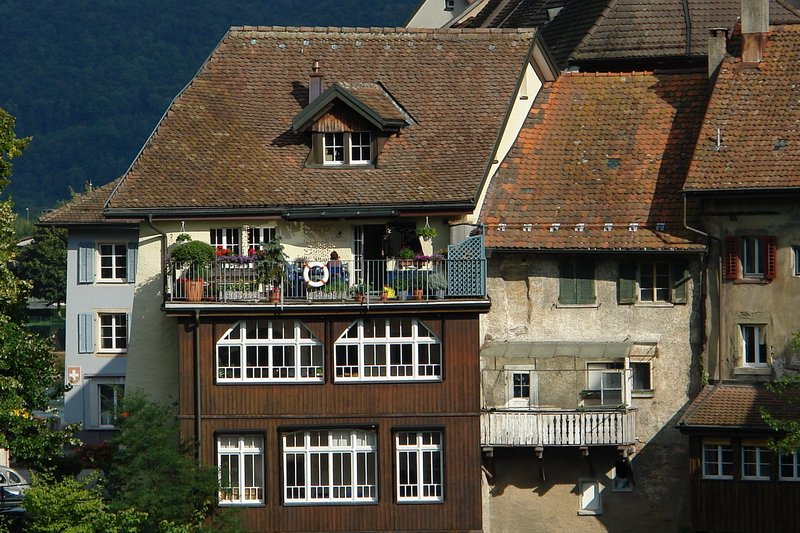 Laufenburg AG - Kaffeestunde auf dem gemtlichen Balkon direkt am Rheinufer. Ruhe und Erholung pur an einem warmen Septembertag. 12.9.2007