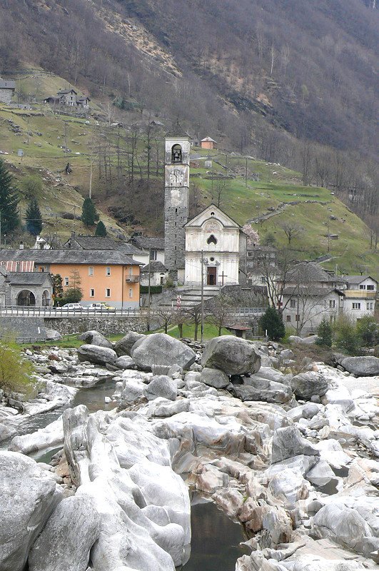 Lavertezzo im Verzascatal - Pfarrkirche Madonna degli Angeli am 09.04.2008.