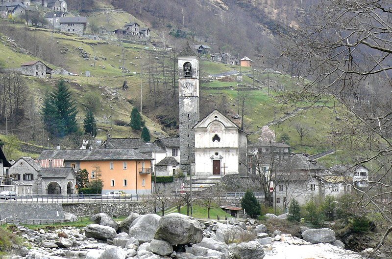 Lavertezzo im Verzascatal - Pfarrkirche Madonna degli Angeli am 09.04.2008.