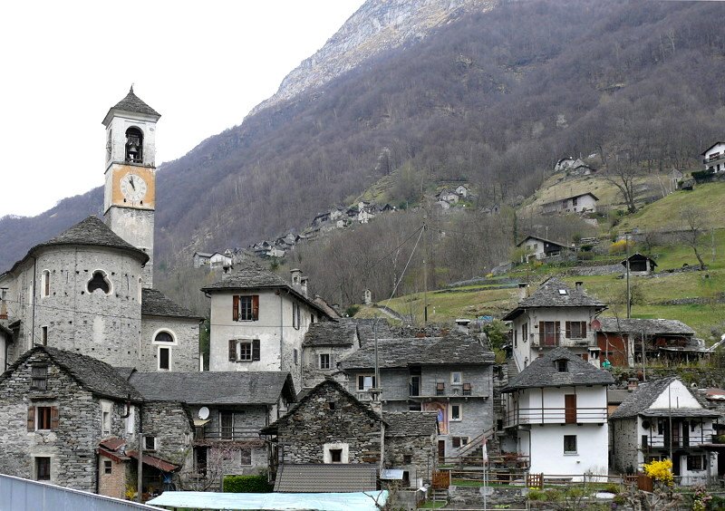 Lavertezzo im Verzascatal - Pfarrkirche Madonna degli Angeli am 09.04.2008. Lavertezzo ist eine politische Gemeinde im Valle Verzasca (Verzascatal) im Kreis Verzasca im Bezirk Locarno im Kanton Tessin in der Schweiz. Die Gemeinde Lavertezzo (1194EW 2006) besitzt eine Exklave in der Magadinoebene mit dem Namen Riazzino Piano. Frher lebten die Menschen im Sommer in Lavertezzo und im Winter mit dem Vieh in der Magadinoebene. 