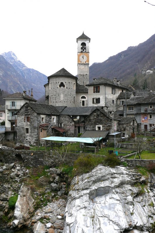 Lavertezzo im Verzascatal - Pfarrkirche Madonna degli Angeli am 09.04.2008. Lavertezzo ist eine politische Gemeinde im Valle Verzasca (Verzascatal) im Kreis Verzasca im Bezirk Locarno im Kanton Tessin in der Schweiz. Die Gemeinde Lavertezzo (1194EW 2006) besitzt eine Exklave in der Magadinoebene mit dem Namen Riazzino Piano. Frher lebten die Menschen im Sommer in Lavertezzo und im Winter mit dem Vieh in der Magadinoebene. 