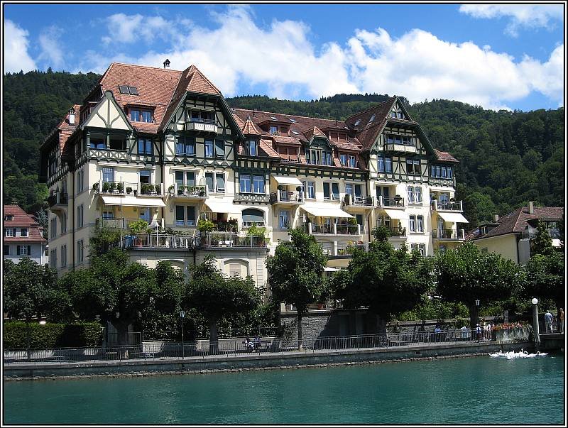  Le Beau Rivage  am Ufer der Aare in Thun. 1902 als Hotel erbaut, beherrbergt es nach der Totalsanierung ab dem Jahr 2000 lt. der Homepage des Hauses ein italienisches Spezialittenrestaurant, ein Saal fr kulturelle und kulinarische Nutzungen, ein Modeatelier sowie private Appartements. (23.07.2008) 