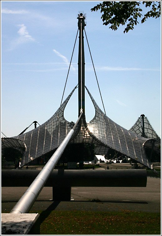 Leicht, heiter und beschwingt, das waren die Kennzeichen der Architektur fr die Olympischen Spiele in Mnchen 1972. Sie standen fr ein anderes Deutschland, das allem Anmassende und Monumentale auch in der Architektur abgeschworen hatte. Architekten: Behnisch und Partner mit Frei Otto, Stuttgart. Leitender Ingenieur: Jrg Schlaich, Stuttgart. 5.9.2005 (Matthias)