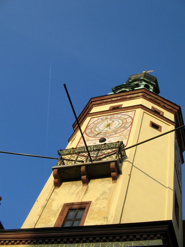 Leipziger Details, der Rathausturm mit seiner schnen Turmuhr vor einem herrlich blauen Himmel am 03.05.08