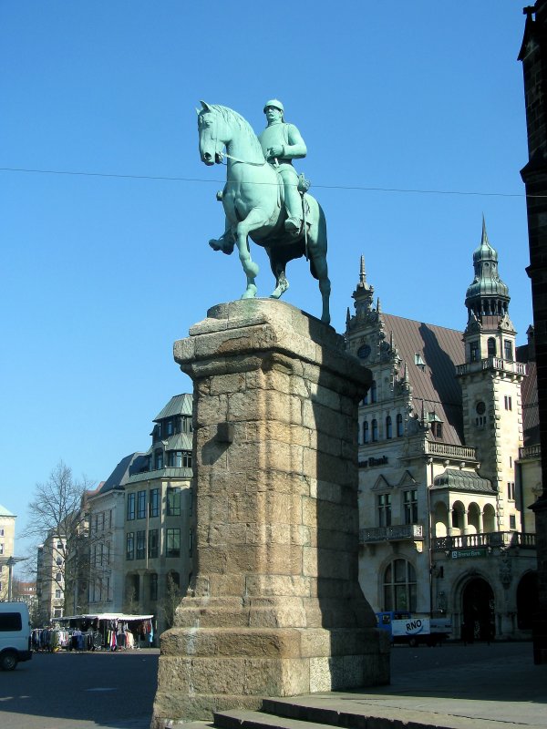 Licht und Schatten - das Bismark  Denkmal in Bremen