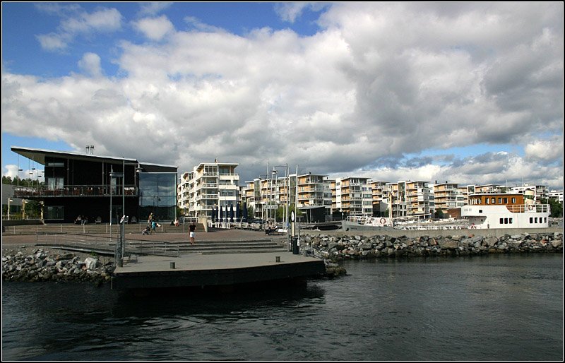 Liding: Blick vom Schiff auf die neue Wohnanlage in Gshaga. Links auerhalb des Bildausschnittes endet die Lidingbanan. 18.8.2007 (Matthias)